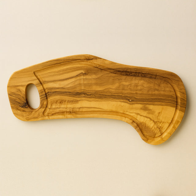 Planche de présentation à forme irrégulière avec poignée en bois d’olivier