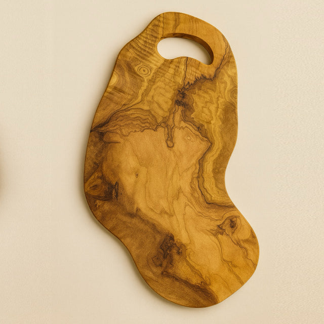 Planche de présentation à forme irrégulière avec poignée en bois d’olivier