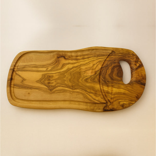Planche de présentation à forme irrégulière avec poignée en bois d’olivier