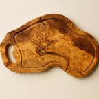 Planche de présentation à forme irrégulière avec poignée en bois d’olivier